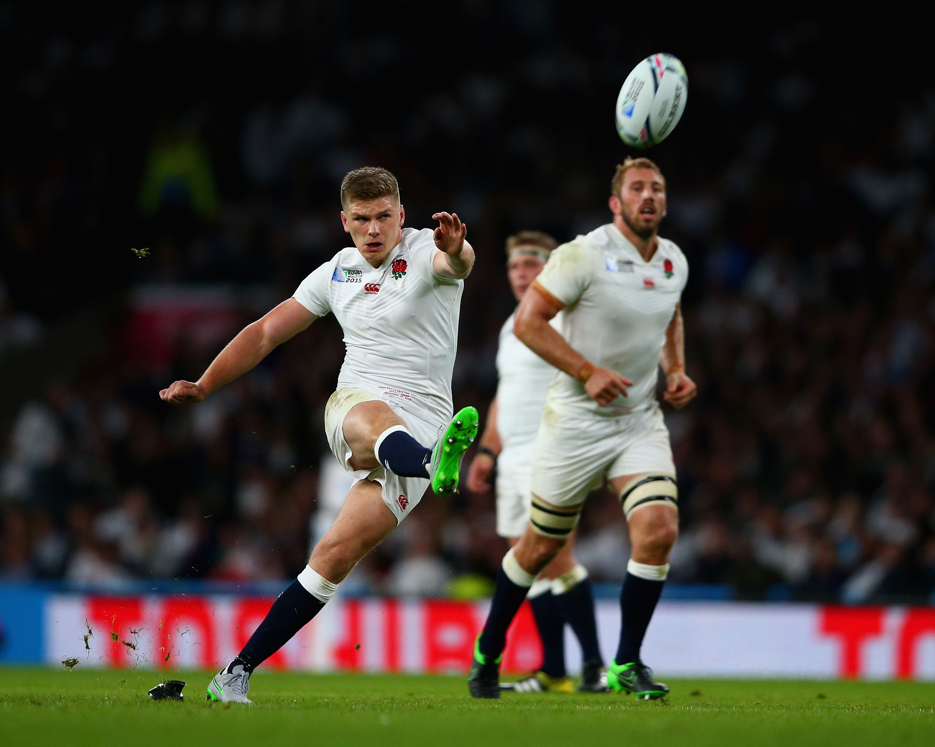LONDON, ENGLAND - SEPTEMBER 26: Owen Farrell of England kicks a penalty during the 2015 Rugby World Cup Pool A match between England and Wales at Twickenham Stadium on September 26, 2015 in London, United Kingdom. (Photo by Paul Gilham/Getty Images)