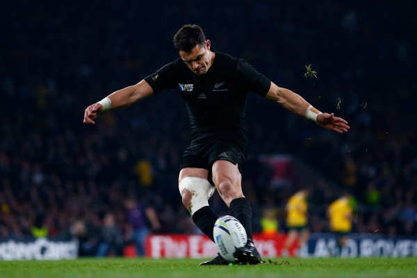 LONDON, ENGLAND - OCTOBER 31: Dan Carter of New Zealand takes a penalty during the 2015 Rugby World Cup Final match between New Zealand and Australia at Twickenham Stadium on October 31, 2015 in London, United Kingdom. (Photo by Dan Mullan/Getty Images)